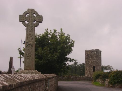 Hochkreuz in Drumcliff, County Sligo Auf der einen Seite ist Adam und Eva abgebildet, auf der anderen Seite Kain und Abel und ich glaub Daniel in der Schlagengrube und 'ne Kreuzigungs-Szene sind auch noch drauf dargestellt - leider alles schon sehr ausgewaschen...