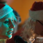 Der Nikolaus bringt die Geschenke (Tombola-Gewinne)