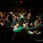 das feierwütige Volk tanzt zu Comes Vagantes