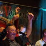 Die Streuner überreichen Comes Vagantes Nussecken von einem Fan aus Bayern