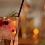 Weltbester Gin für Gin&Tonic kommt aus Finnland - verfeinert mit Rosmarin und eigentlich Cranberries - aus Ermangelung Letzterer, hier mit roter Früchte-Mischung Weltbester Gin