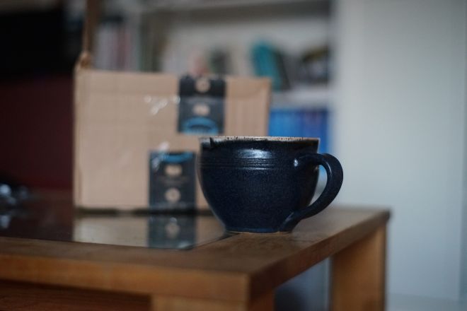 Tasse mit 50mm-Objektiv im Vollformat-Modus