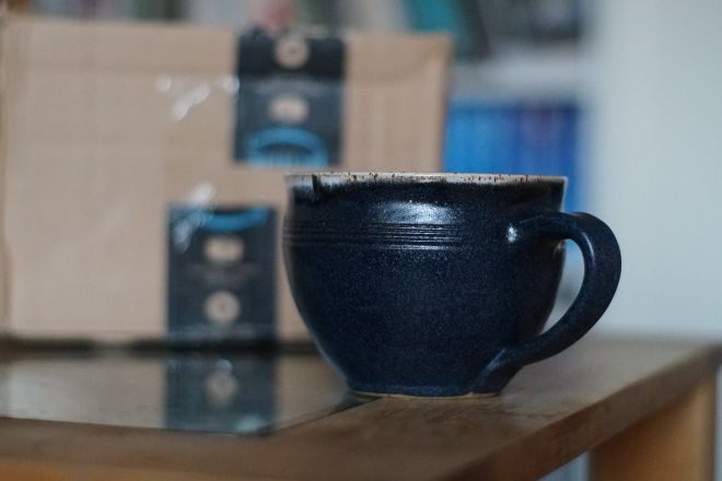 Tasse mit 50mm-Objektiv im APS-C-Modus